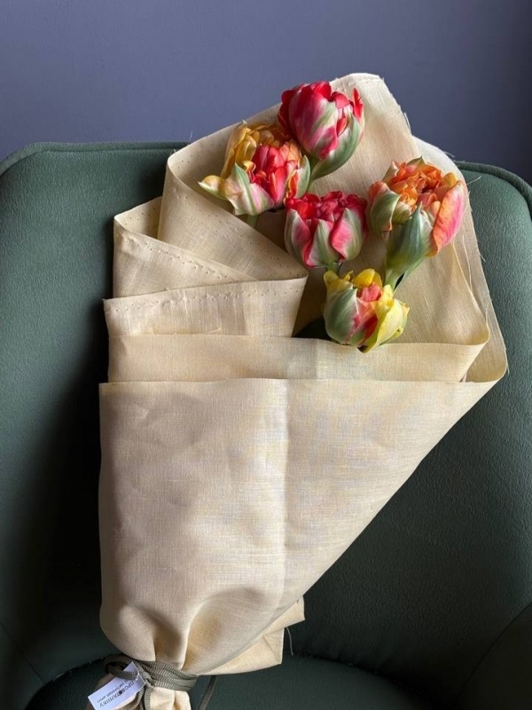 Сверток в льняной ткани с пионовидными тюльпанами