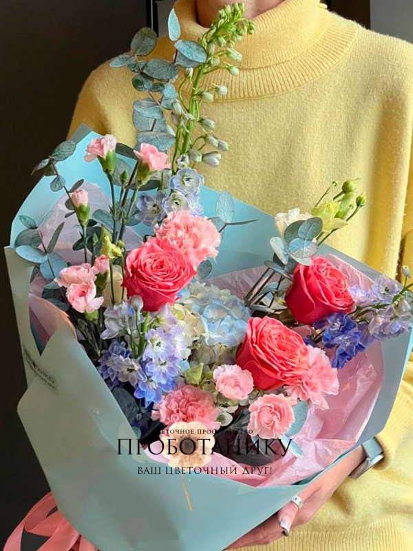 Букет с голубым дельфиниумом