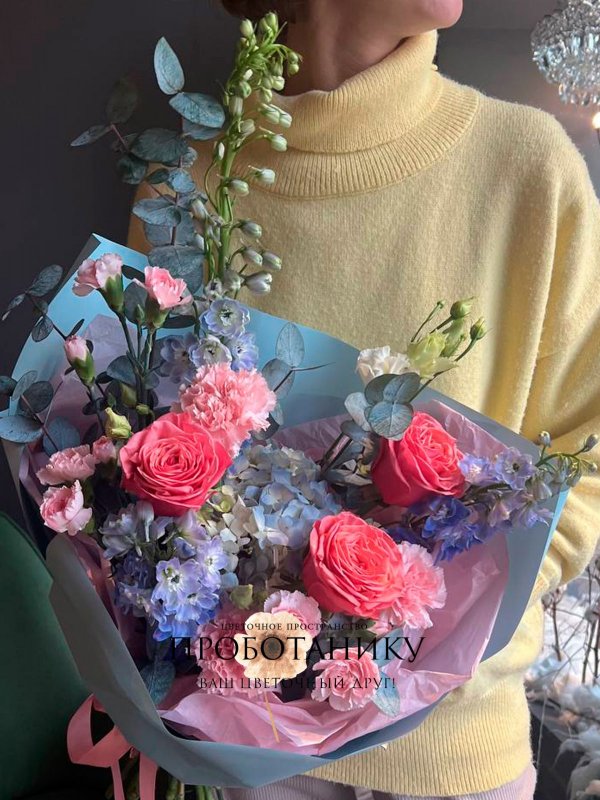 Букет с голубым дельфиниумом