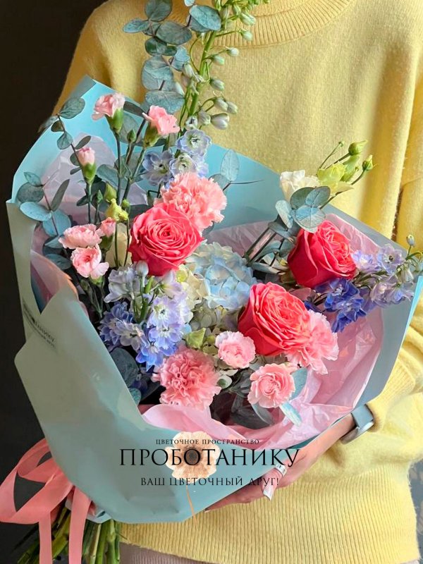 Букет с голубым дельфиниумом