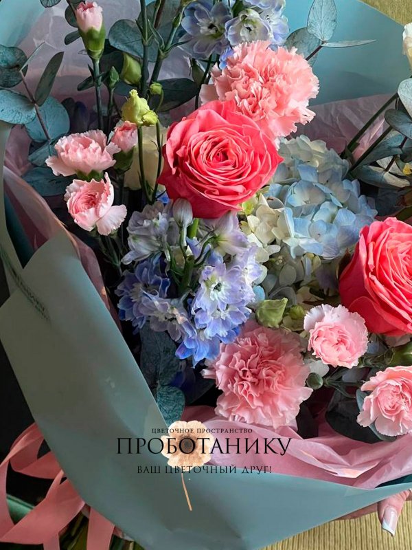 Букет с голубым дельфиниумом