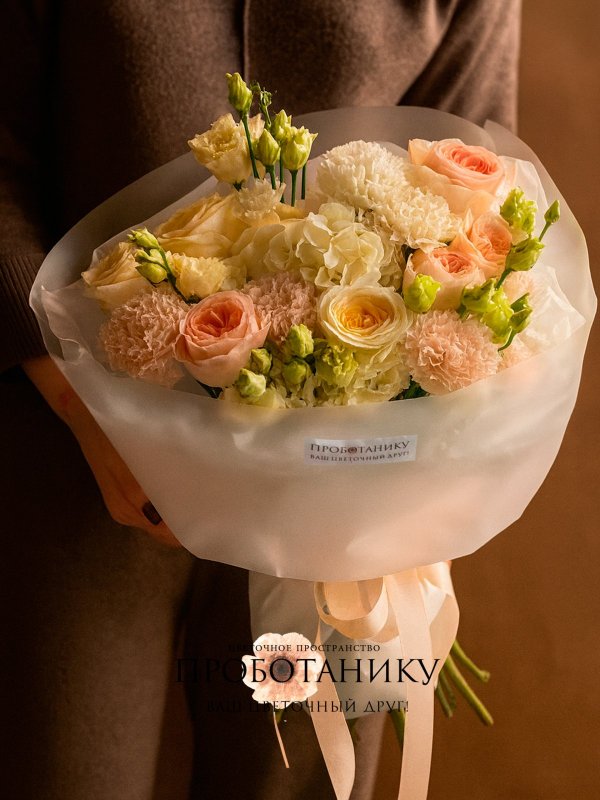 Круглый букет с белыми гортензиями