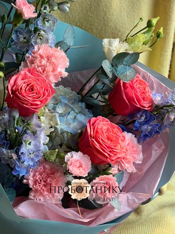 Букет с голубым дельфиниумом