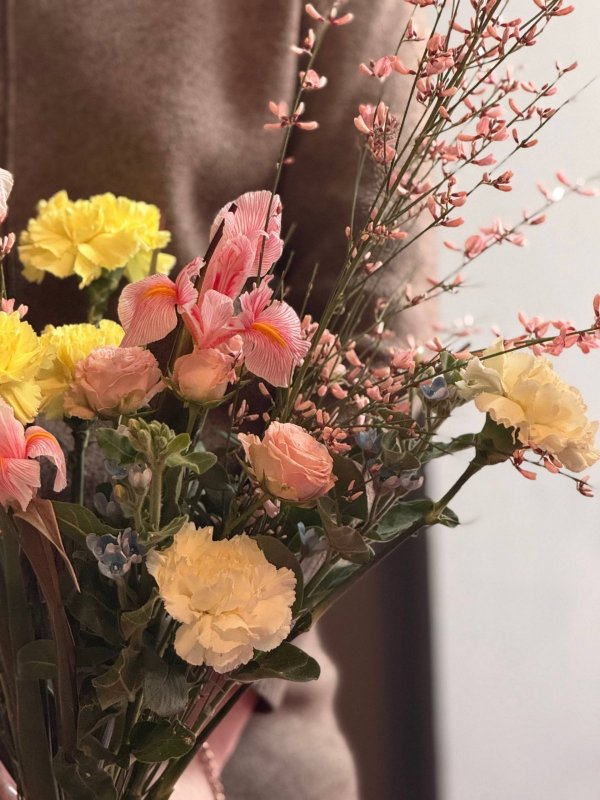 Букет под ленту с миксом весенних цветов