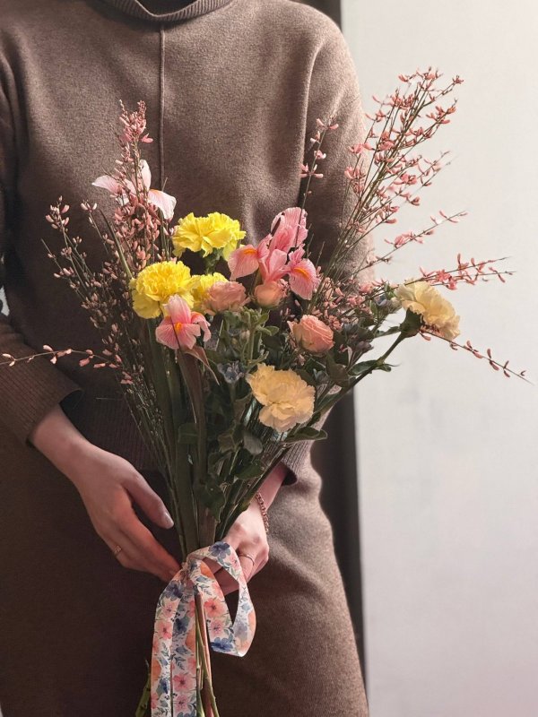 Букет под ленту с миксом весенних цветов