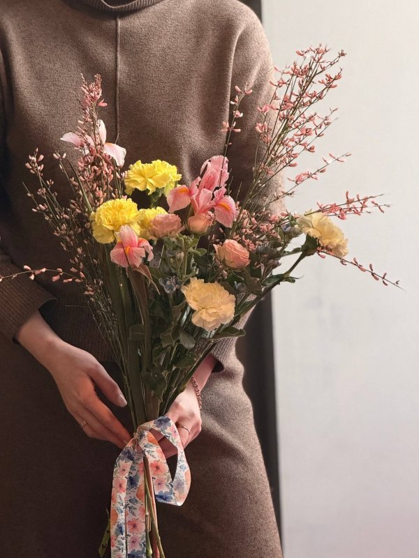 Букет под ленту с миксом весенних цветов