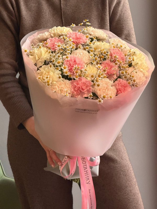 Букет диантусами и кустовой ромашкой