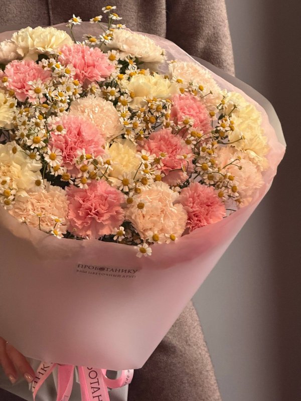 Букет диантусами и кустовой ромашкой