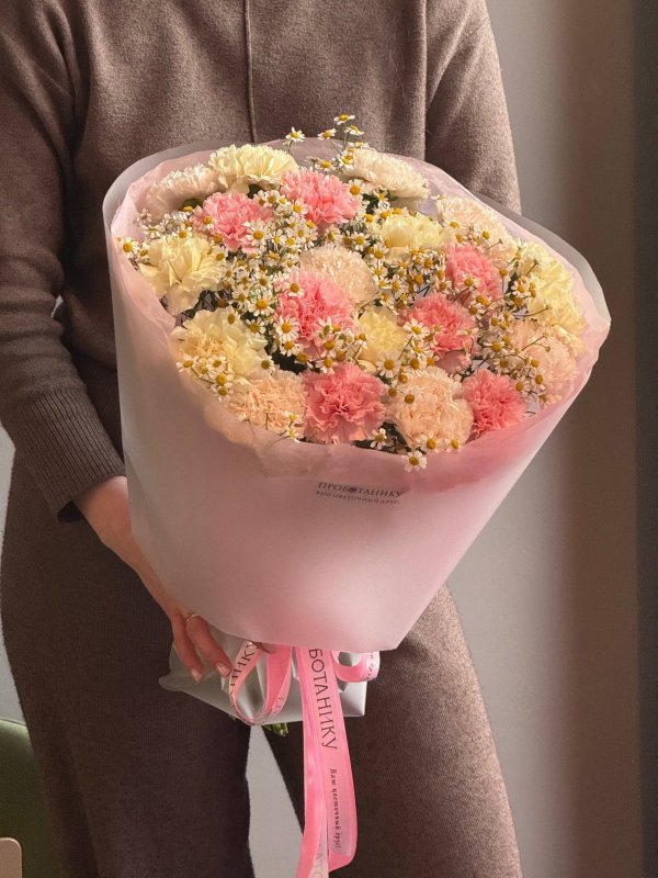 Букет диантусами и кустовой ромашкой