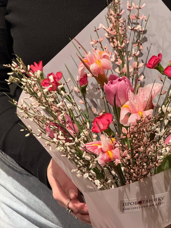 Букет с ирисами и генистой