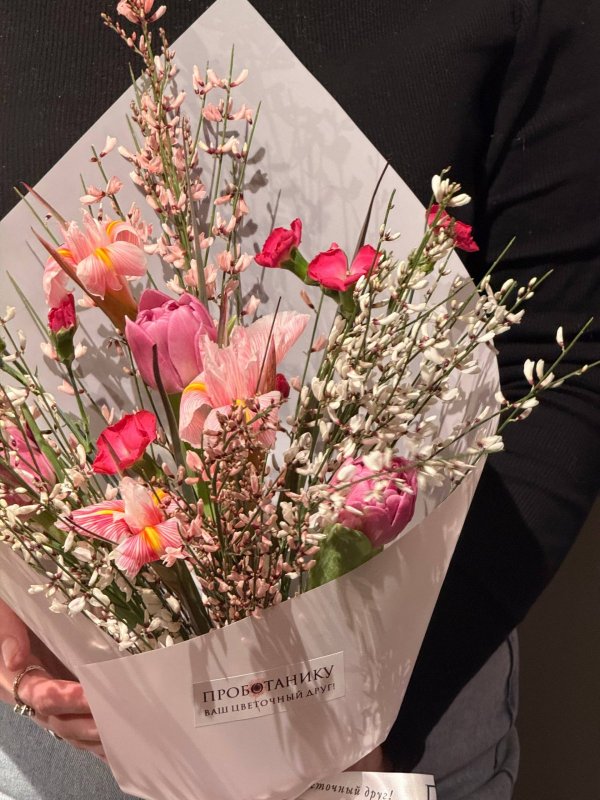 Букет с ирисами и генистой