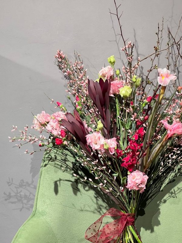 Охапистый букет с айвой