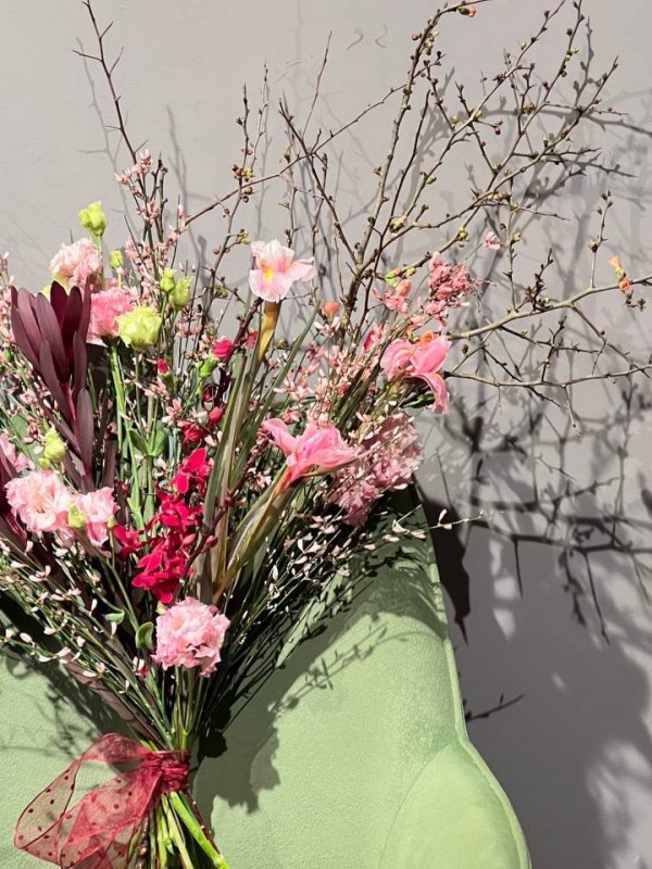 Охапистый букет с айвой