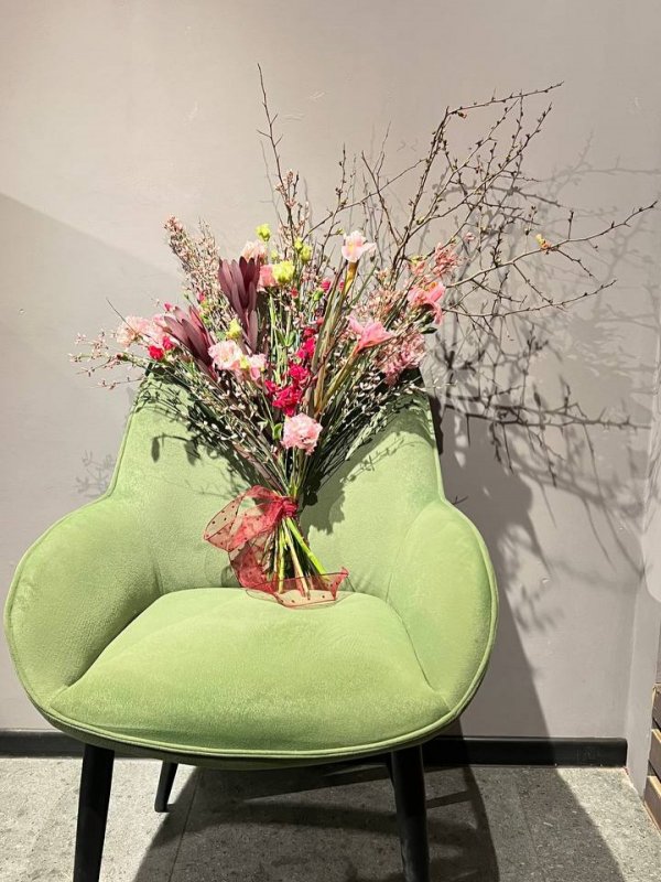 Охапистый букет с айвой