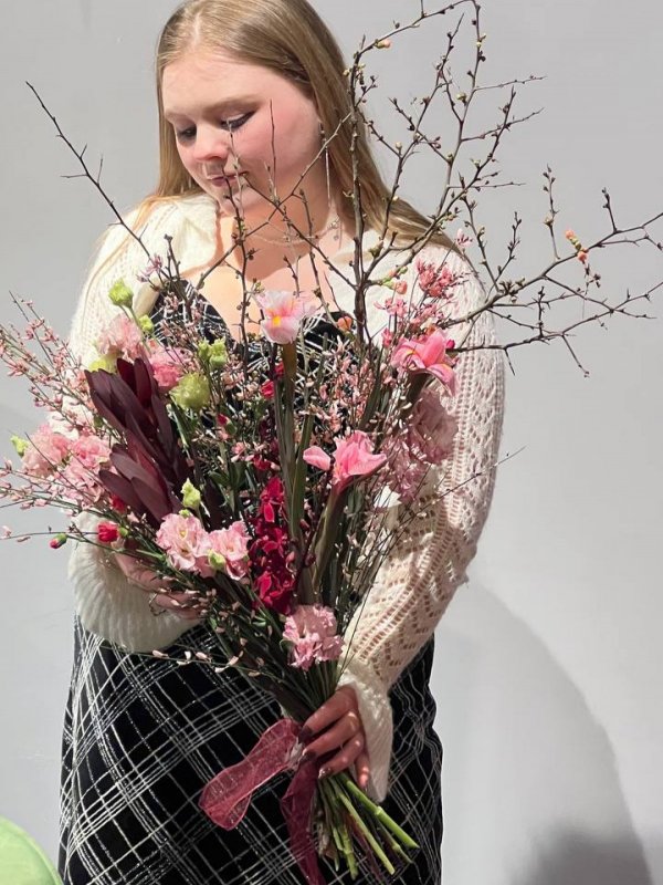 Охапистый букет с айвой