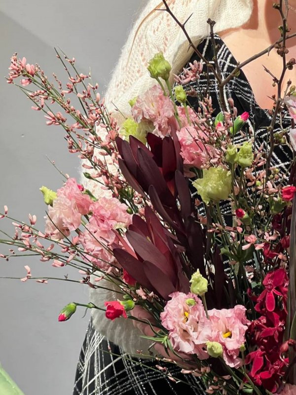 Охапистый букет с айвой