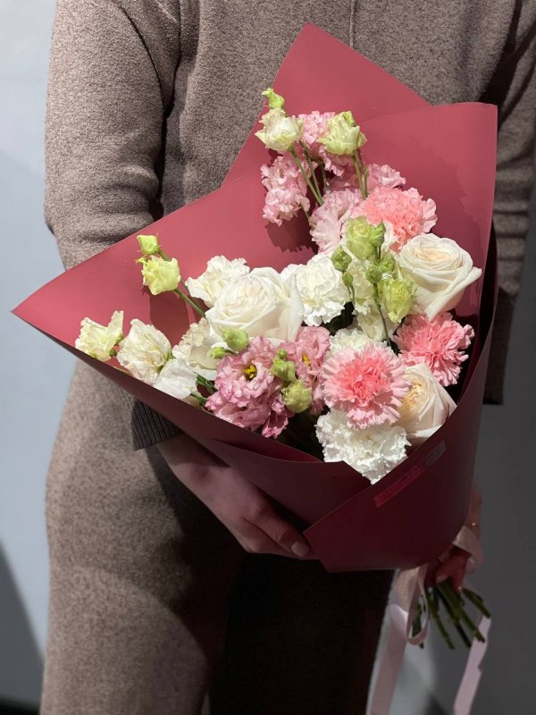 Букет с эустомой и розами