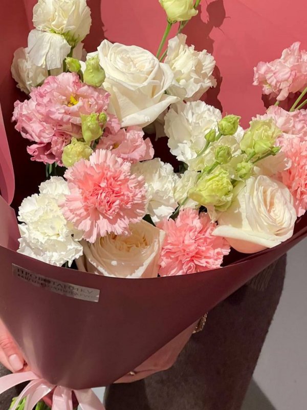 Букет с эустомой и розами