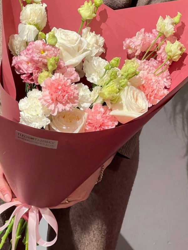 Букет с эустомой и розами