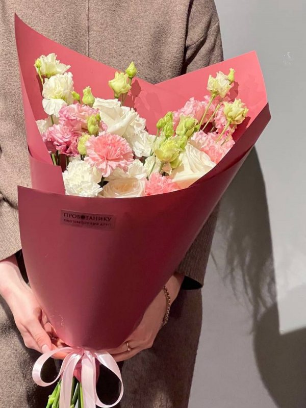 Букет с эустомой и розами