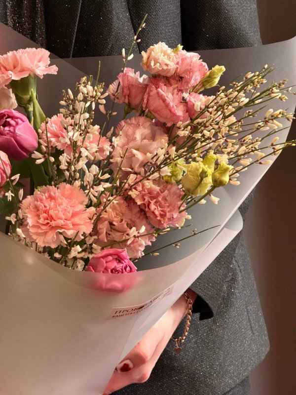 Букет с тюльпанами и эустомой