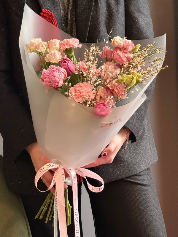 Букет с тюльпанами и эустомой