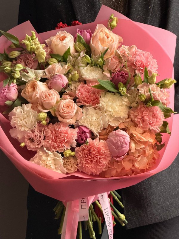 Букет с розами, пионами и диантусами