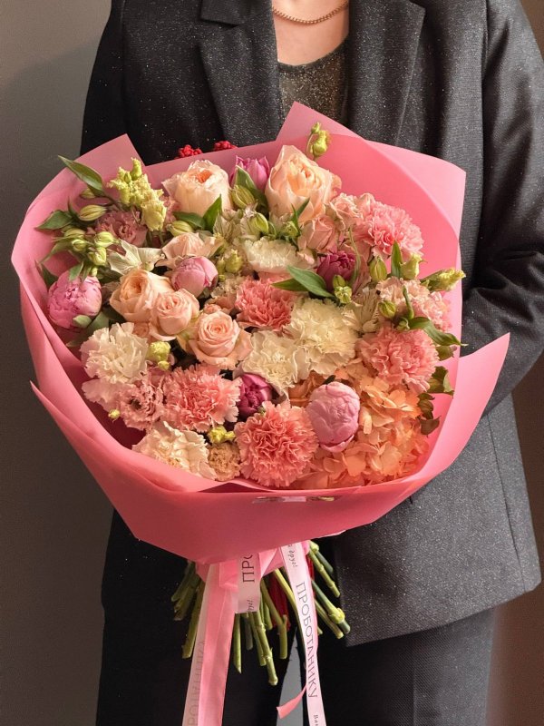 Букет с розами, пионами и диантусами