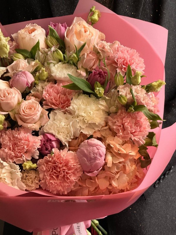 Букет с розами, пионами и диантусами