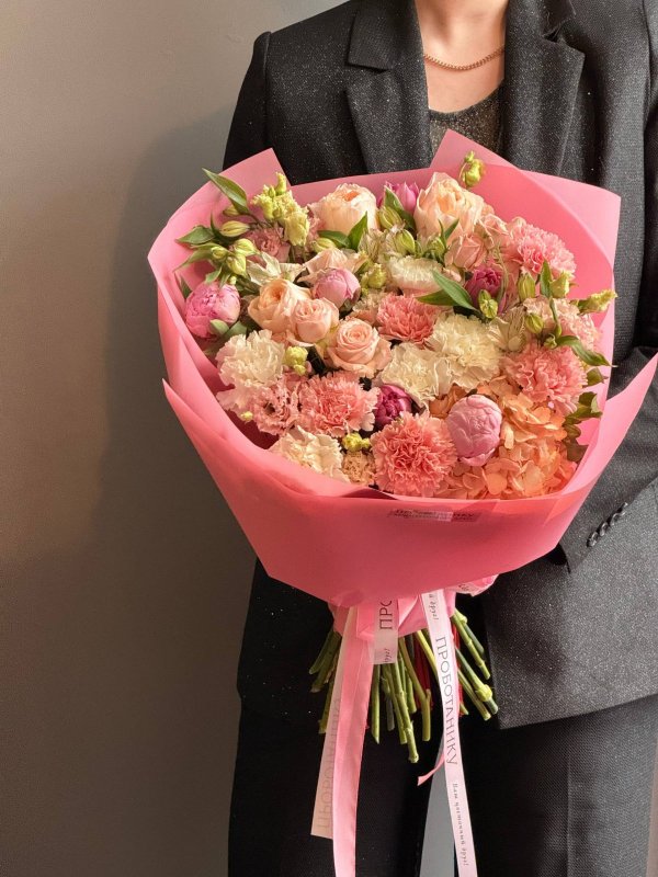 Букет с розами, пионами и диантусами