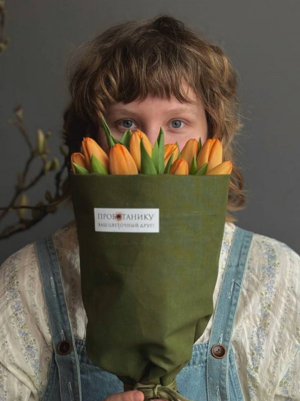 Сверток тюльпанов в льняной ткани