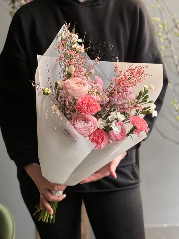 Весенний букет с ранункулюсами