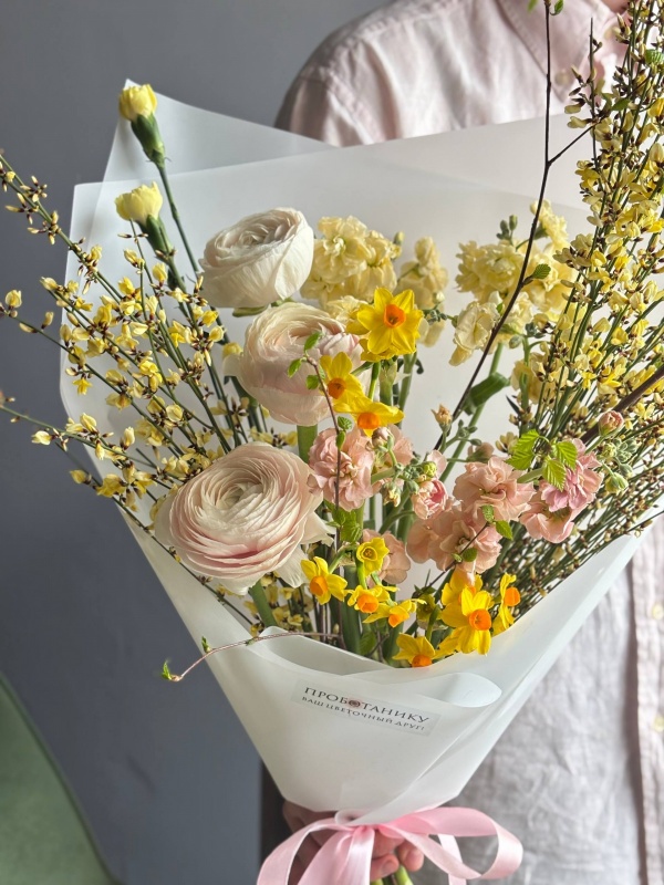 Букет с нарциссами и ранункулюсами