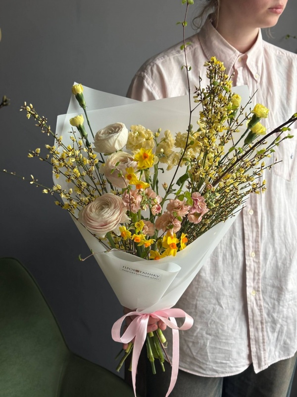 Букет с нарциссами и ранункулюсами