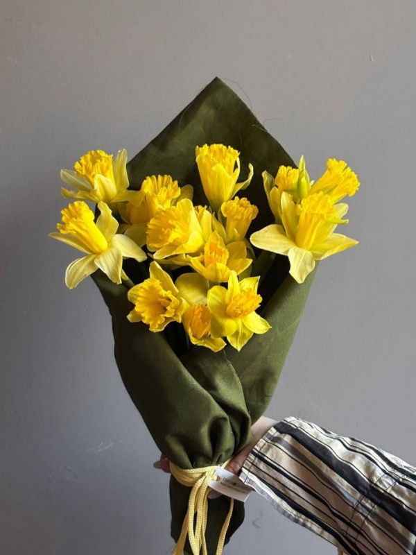 Сверток в льняной ткани с 15 нарциссами