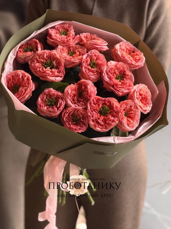 Яркий букет из пионовидных роз 