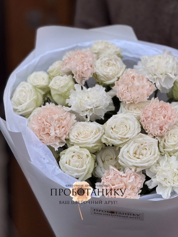 Букет с белыми кустовыми розами