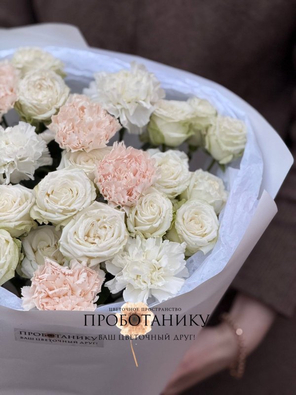 Букет с белыми кустовыми розами