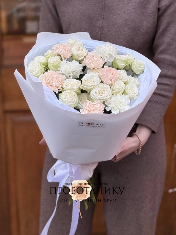 Букет с белыми кустовыми розами