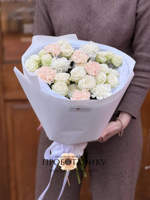 Букет с белыми кустовыми розами