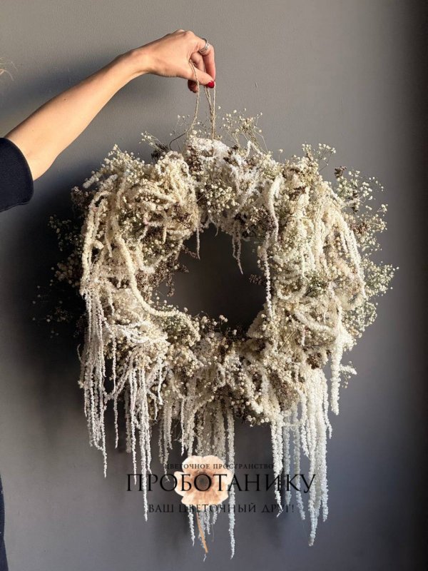 Декоративное украшение с гипсофилой и амарантом