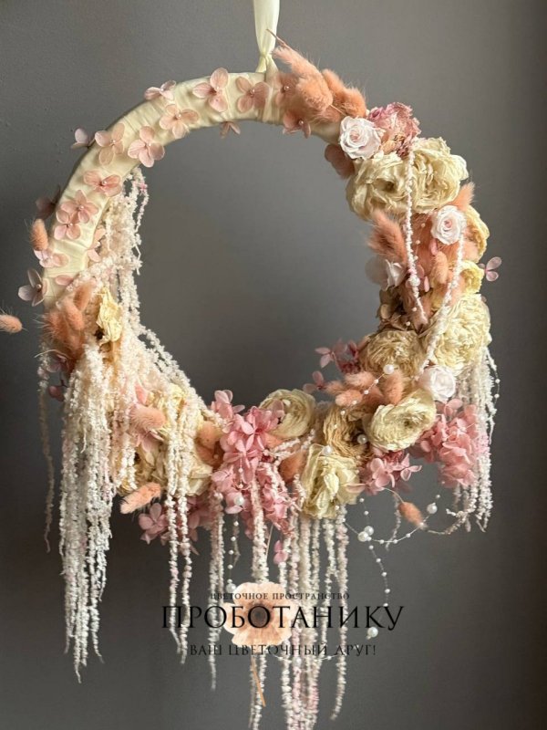 Декоративное украшение с стабилизированными розами