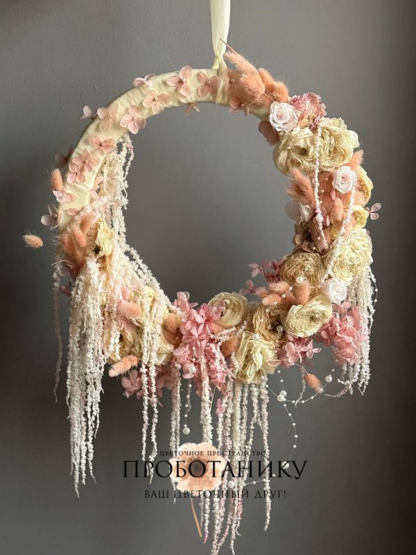 Декоративное украшение с стабилизированными розами