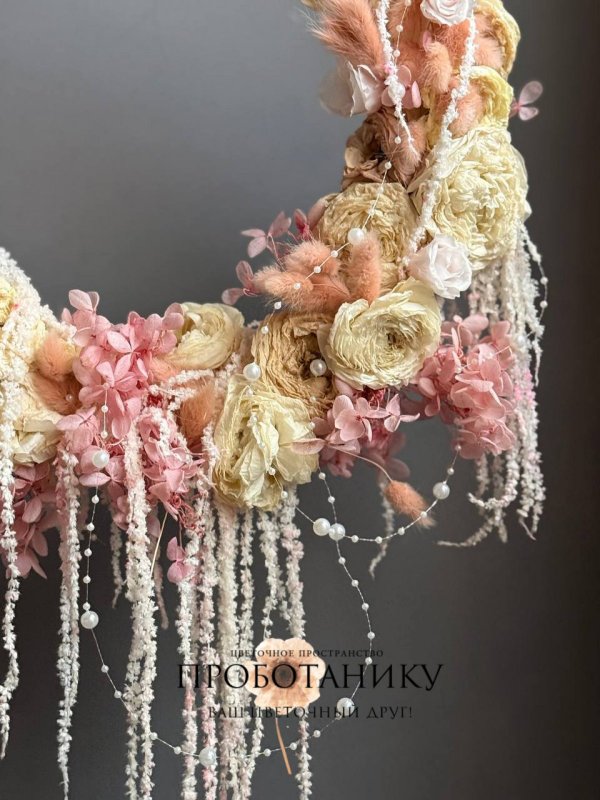 Декоративное украшение с стабилизированными розами