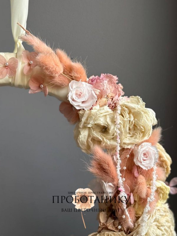 Декоративное украшение с стабилизированными розами