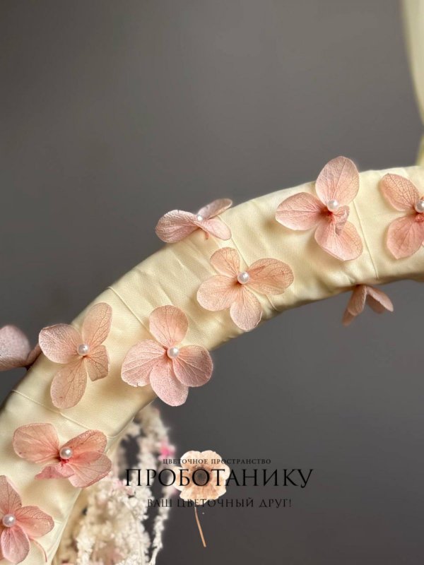 Декоративное украшение с стабилизированными розами