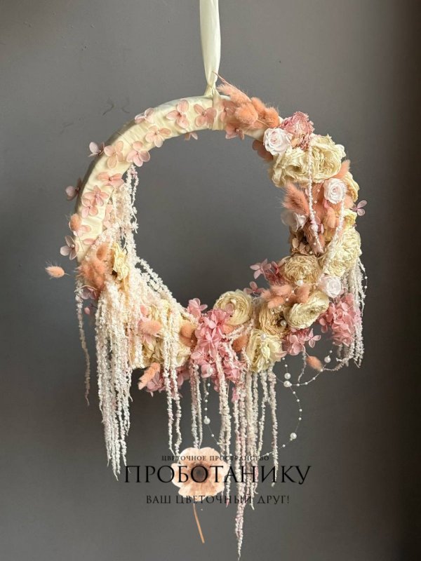 Декоративное украшение с стабилизированными розами