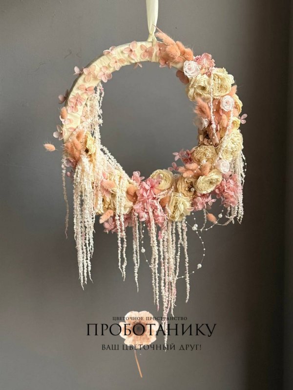 Декоративное украшение с стабилизированными розами