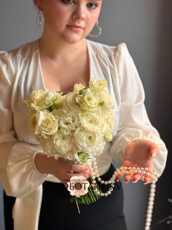 Букет невесты с белыми ранункулюсами и эустомой